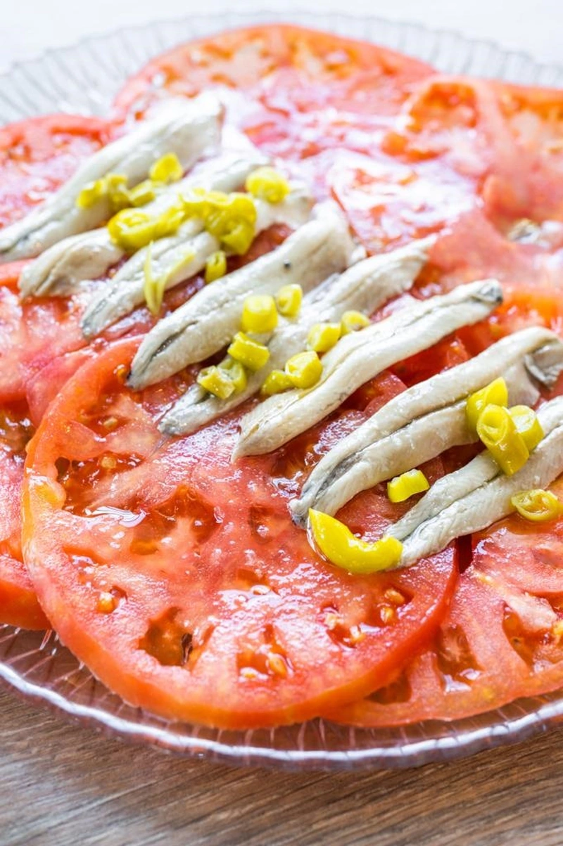 Tomate de temporada con Boquerón